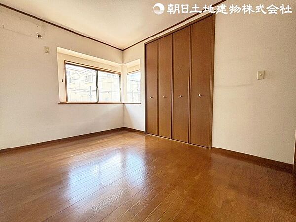 窓から差し込む暖かな陽光のある6帖の洋室！