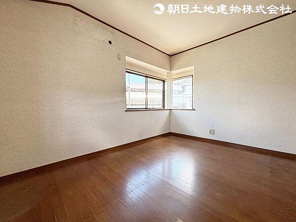 光が取り込みやすい2面採光の居室。日当たり良好です！