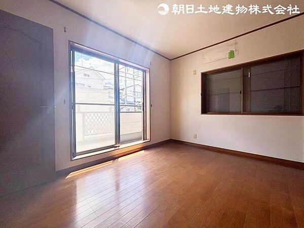 窓から差し込む暖かな陽光のある帖の洋室！大き目のベッド配置可能で主寝室におすすめです！