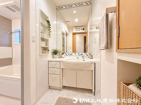 洗面台にはシャワーヘッド付。シャワーヘッドが伸びるので、洗髪はもちろん花瓶や加湿器へも※本画像はCGで作成しており、実際の現地には小物は置かれておりません。また、価格に小物は含まれておりません。