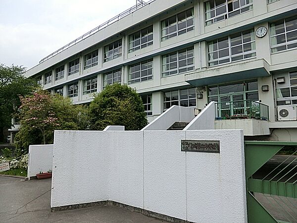 稲城市立稲城第二中学校まで約1100ｍ稲城市立第二中学校　教育目標は「進んで学ぶ人」「心の豊かな人」「たくましく生きる人」「助け合って働く人」です。
