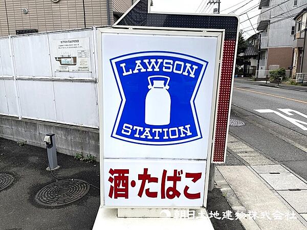 ローソン稲城平尾1丁目店まで約300ｍ24時間営業でいつでも利用できるため、帰宅が遅い日や急な買い物にも便利です。行政サービスやATMなど日常に欠かせない存在です。