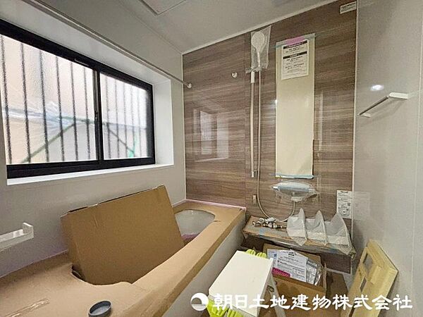 窓付きのバスルームは、採光もあり明るく気持ちの良い空間です！室内リフォーム中（2026年9月）撮影