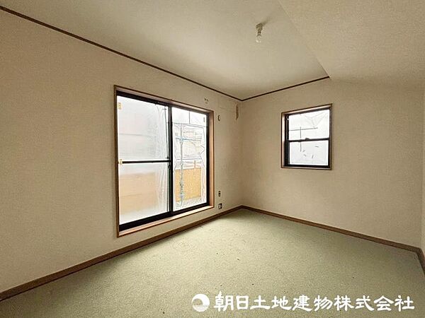 2面採光でお部屋の隅々まで明るい印象の居室。おひさまの光を、爽やかな風をたっぷりと取り込めます！室内リフォーム中（2026年9月）撮影