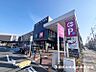 周辺：複数の店舗が入る商業施設で、日常の買い物や家電製品、食事をまとめて済ませやすい便利な環境です。