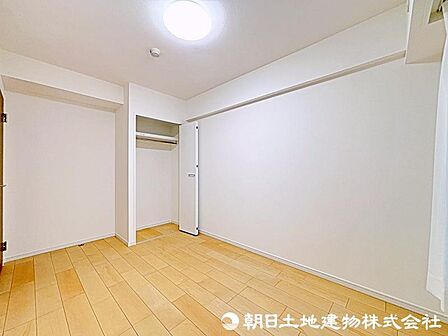 奥行きもあるので、収納ボックスをそのままクローゼットの中へ。部屋にものが出ずスッキリしますね。