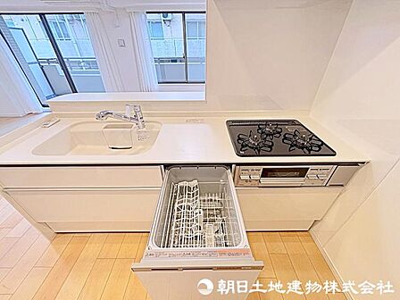 食洗機つきのシステムキッチン。節水・省エネで手洗いよりきれいにあらえて、嬉しいゆとり時間。