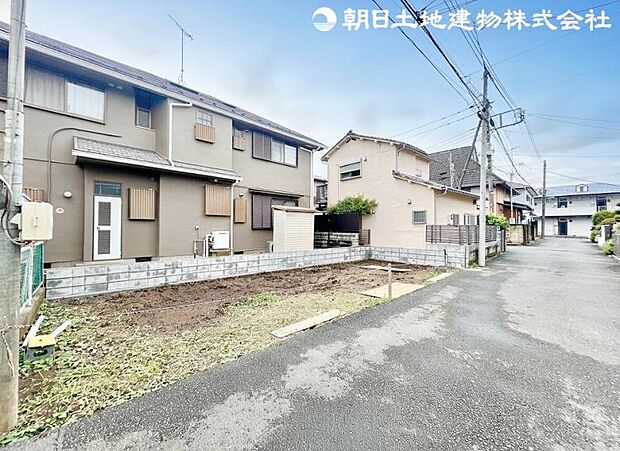駅から歩くこと10分で辿りつくことが出来る我が家。ゆとりの前面道路と敷地に加え、室内からこぼれる光が美しい外からの眺め。