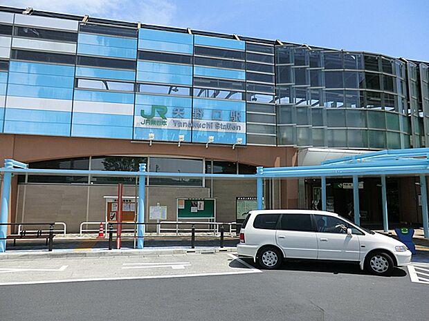 駅の高架下にスーパーがあり、周辺にもコンビニやスーパーなど日常の買い物には便利な環境が整っています。