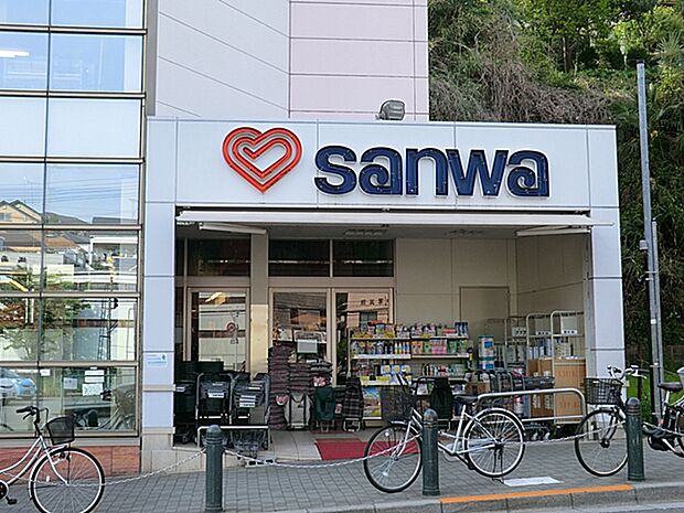 野菜や精肉、鮮魚が揃い、日常の買い物に便利です。駅からもアクセスが良く、通勤・通学帰りにも立ち寄りやすい立地です。
