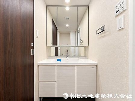 収納力と機能性に優れたお手入れラクラク洗面化粧台!