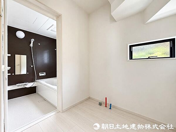 採光を取り入れるために窓を設置しているので明るい洗面室ですね！