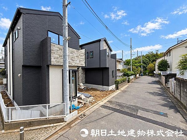 前面道路は6.0ｍあり、交通量も少ないのでお車の駐車がしやすいです！