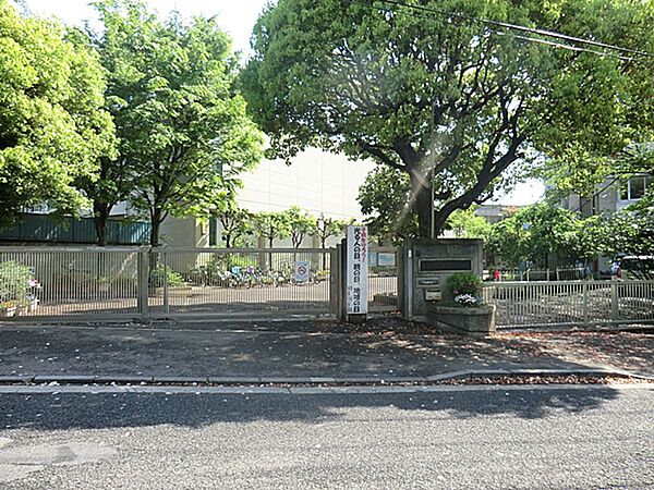 豊かな自然と落ち着いた住環境に囲まれた学び舎です。自主性や思いやりを育む教育を実践。