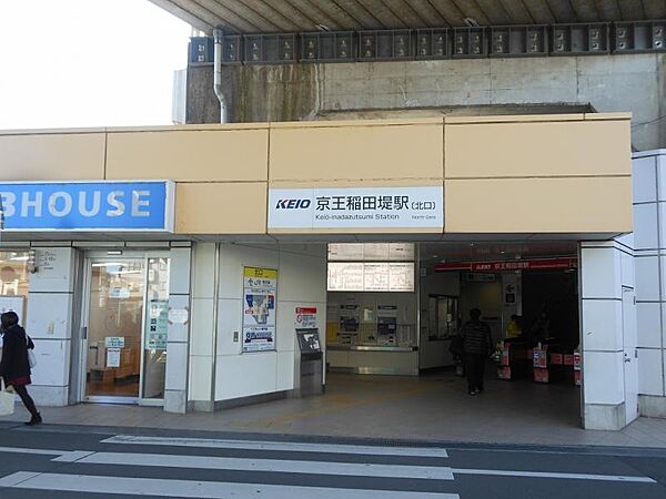 京王線の特急・急行・区間急行・快速・各駅停車が利用でき、通勤・通学に便利な駅です。