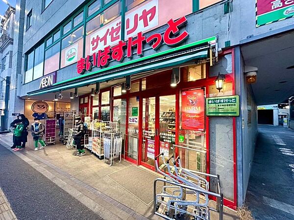 品揃えが豊富で、新鮮な野菜や精肉、鮮魚が揃い、日常の買い物に便利です。