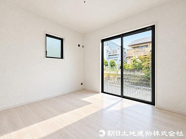 窓から差し込む暖かな陽光のある帖の洋室！大き目のベッド配置可能で主寝室におすすめ！