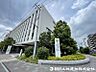 周辺：多くの診療科を備えた大学病院です。救急医療にも対応しています。