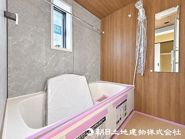 一日の疲れを癒してくれる場所なので、快適に過ごして頂く為にゆったりサイズのバスタブを用意しました!
