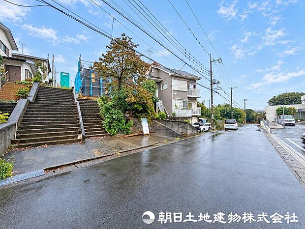 広々とした前面道路は車通りの少ない道です。小さなお子様も安心してお過ごしいただけます!