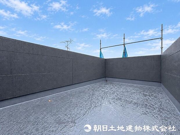 気持ちのいい空が見渡せる広いバルコニー。爽やかな風を感じて、心躍る素敵な暮らしがはじまります!