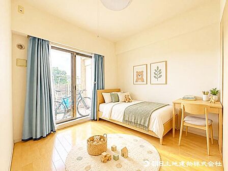 窓から差し込む暖かな陽光のある帖の洋室!大き目のベッド配置可能で主寝室におすすめ!※本画像はCGで作成しており、実際の現地には家具は置かれておりません。また、価格に家具は含まれておりません。