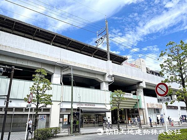 駅周辺にはスーパーやコンビニ、ドラッグストアなど日々の買い物に便利な環境が整っています。落ち着いた住宅街が広がり、多摩川や等々力緑地など自然も豊かです。