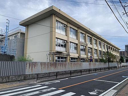 自然豊かな環境の中で、心豊かでたくましい子どもを育む教育に取り組んでいる学校です。生徒一人ひとりの力を発揮できる地域とともにある学校です。