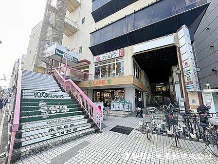 新鮮な生鮮食品に加え、総菜などの品揃えがあり、日々のお買い物に重宝する店舗です。