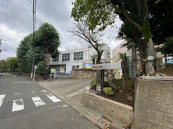 「一人ひとりが自ら学び、思いやりの心と正しい判断力をもって行動できる生徒の育成」を教育目標に掲げている学校です。