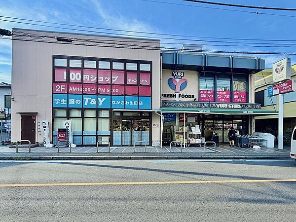 必要な食品や日用品が揃い、短時間で買い物を済ませやすい店舗です。