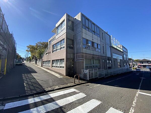 「しっかり聞いて、じっくり見る」力と「気づく、考える、やってみる」を大切にする幼稚園です。子どもの主体性を育むカリキュラムを通して豊かな感性を育みます。
