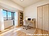 室内：大きな窓で日差しを長時間受ける事が出来る暖かいお部屋です。※本画像はCGで作成しており、実際の現地には家具は置かれておりません。また、価格に家具は含まれておりません。