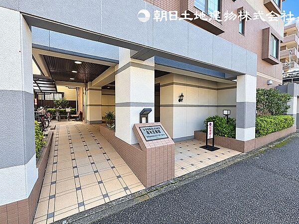 四季を通じて自然と触れ合えるスポットが周辺には盛りだくさん！お散歩やジョギング、週末のご家族での遊びに最適です。目の前に広がる開放感とゆとり、暮らしの夢を育む理想の住まいがここにはあります。
