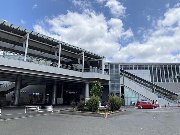 小田急線とJR南武線の2路線が利用可能で都心や川崎方面へのアクセスが便利な駅です。駅周辺では区画整理が進み、より暮らしやすい環境が整いつつあります。