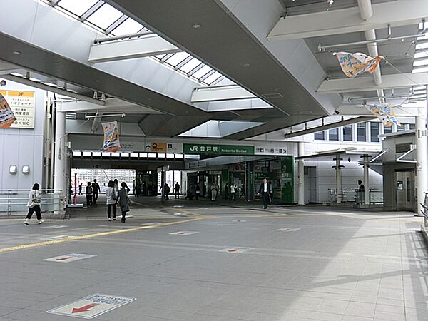 小田急線とJR南武線の2路線が利用可能で都心や川崎方面へのアクセスが便利な駅です。駅周辺では区画整理が進み、より暮らしやすい環境が整いつつあります。