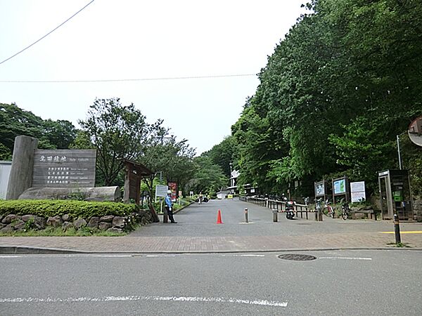 多摩丘陵に抱かれた広大な自然の中で終日楽しめる総合公園。敷地内には日本民家園や岡本太郎美術館、伝統工芸館、科学館などがあります。