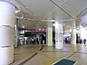 周辺：駅前には生活に必要な施設が揃っており、日常の買い物に便利です。駅から少し離れると緑も多く、落ち着いた街並みが広がっています