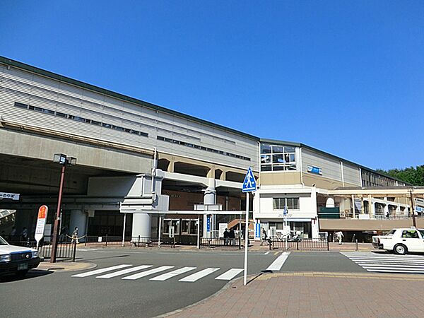 駅前には生活に必要な施設が揃っており、日常の買い物に便利です。駅から少し離れると緑も多く、落ち着いた街並みが広がっています。