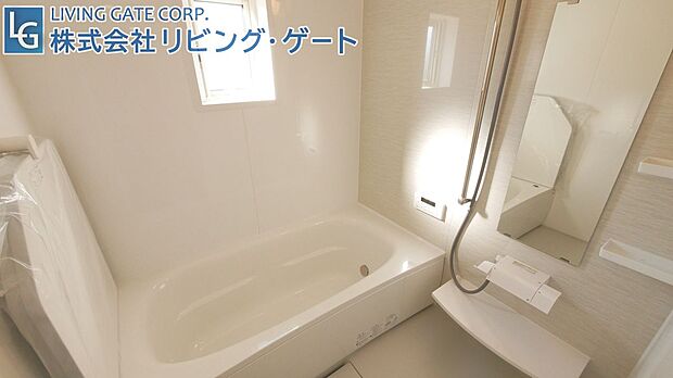 新品交換済のユニットバス。浴室には窓があり換気面も優れております。