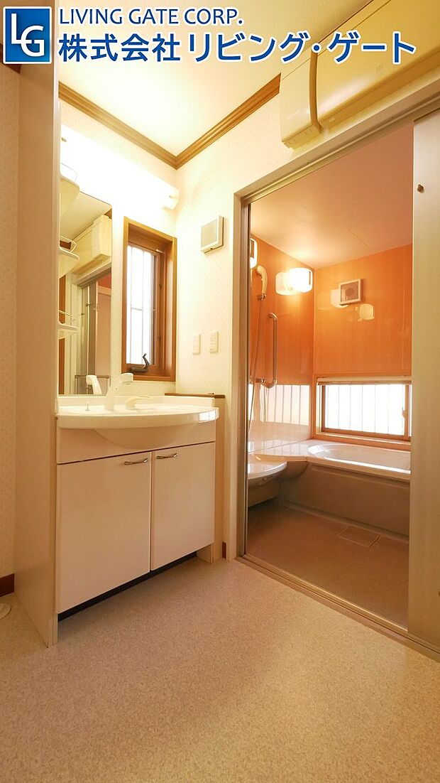 綺麗にクリーニングがなされた洗面台。お風呂は車椅子でも進入可能です。