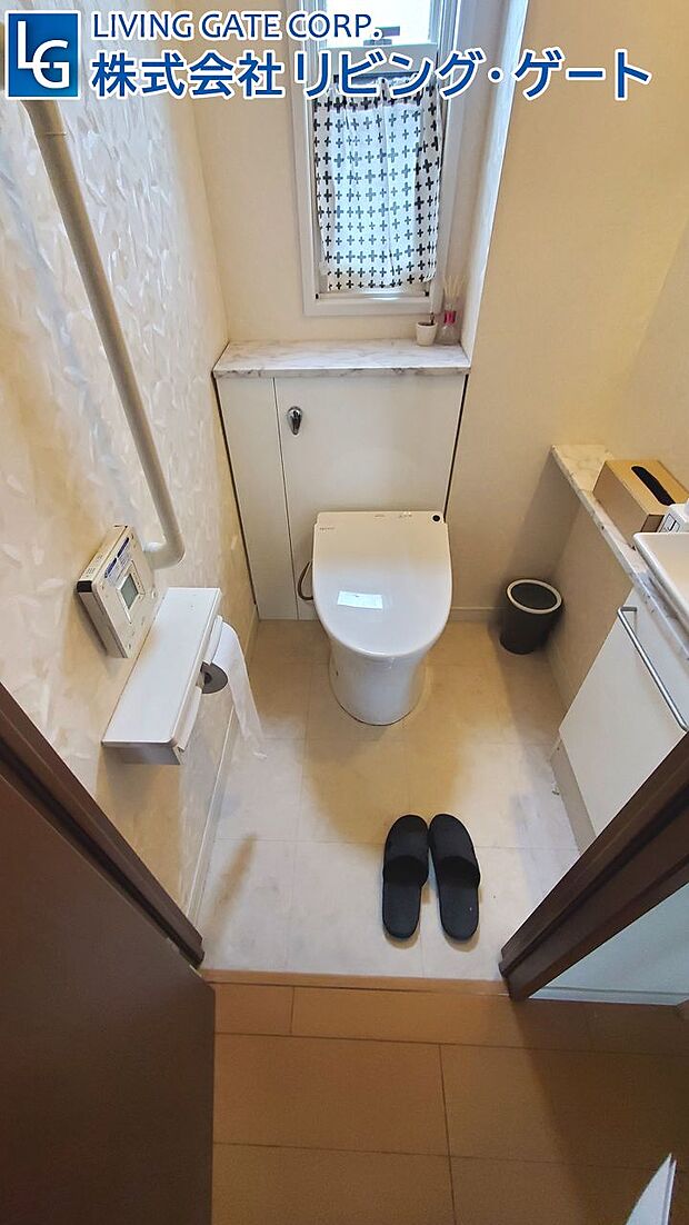 1階トイレ　手洗い器、カウンター、ウォシュレット付き　幅が広く使いやすいトイレです。