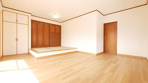 2階洋室15.1帖。バルコニーへアクセス可能。和室スペースあり。
