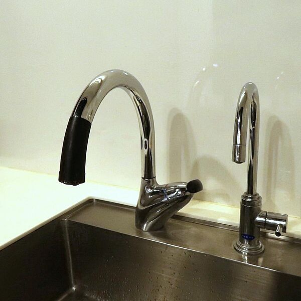 右側の水栓は下部に浄水器付き。
