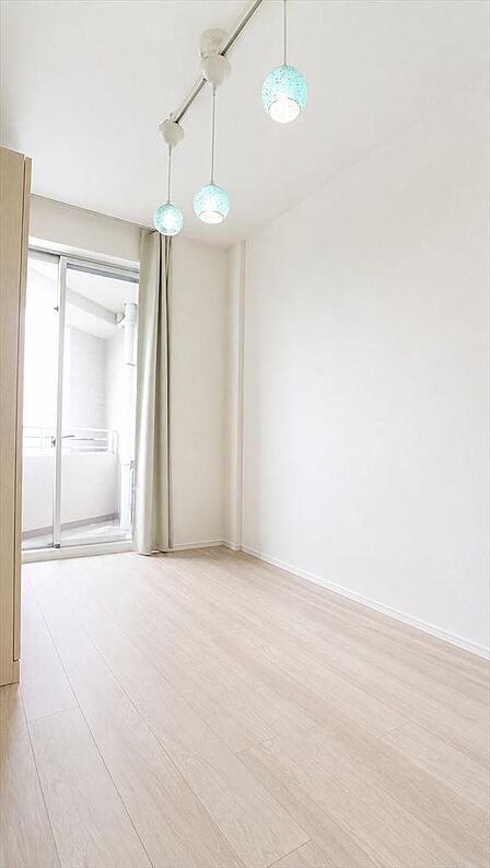 バルコニーに面した約5.0帖の洋室は、大きな掃き出し窓から自然光がたっぷり差し込む、明るく開放的なお部屋です。主寝室はもちろん、お子様のお部屋や書斎、テレワークスペースとしても使いやすい広さです。