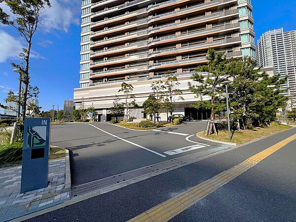 幕張ベイパーク（幕張ベイタウン）からは、羽田・成田空港へ直行するリムジンバス路線が運行されており、空港アクセスにも便利です。イオンのカートをマンションまで利用できたり、生活利便性にも配慮されています！