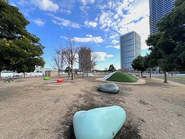 幕張ベイパークススカイグランドタワーは、地上48階建て、総戸数826戸の超高層免震マンションです。都市型再開発エリアの中心的役割を担っています！