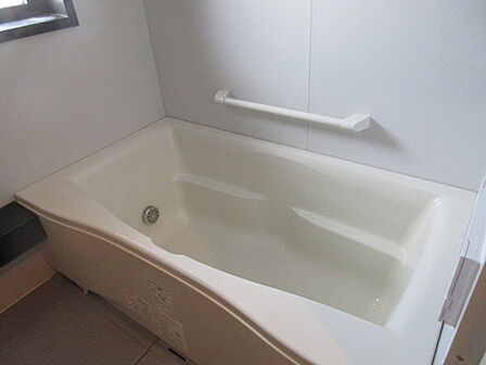 マンションには珍しく浴室は窓付きです。