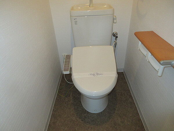 トイレは玄関すぐにあります。