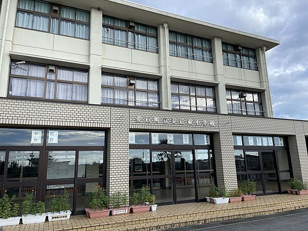 秦荘東小学校まで徒歩20分(約1600ｍ)